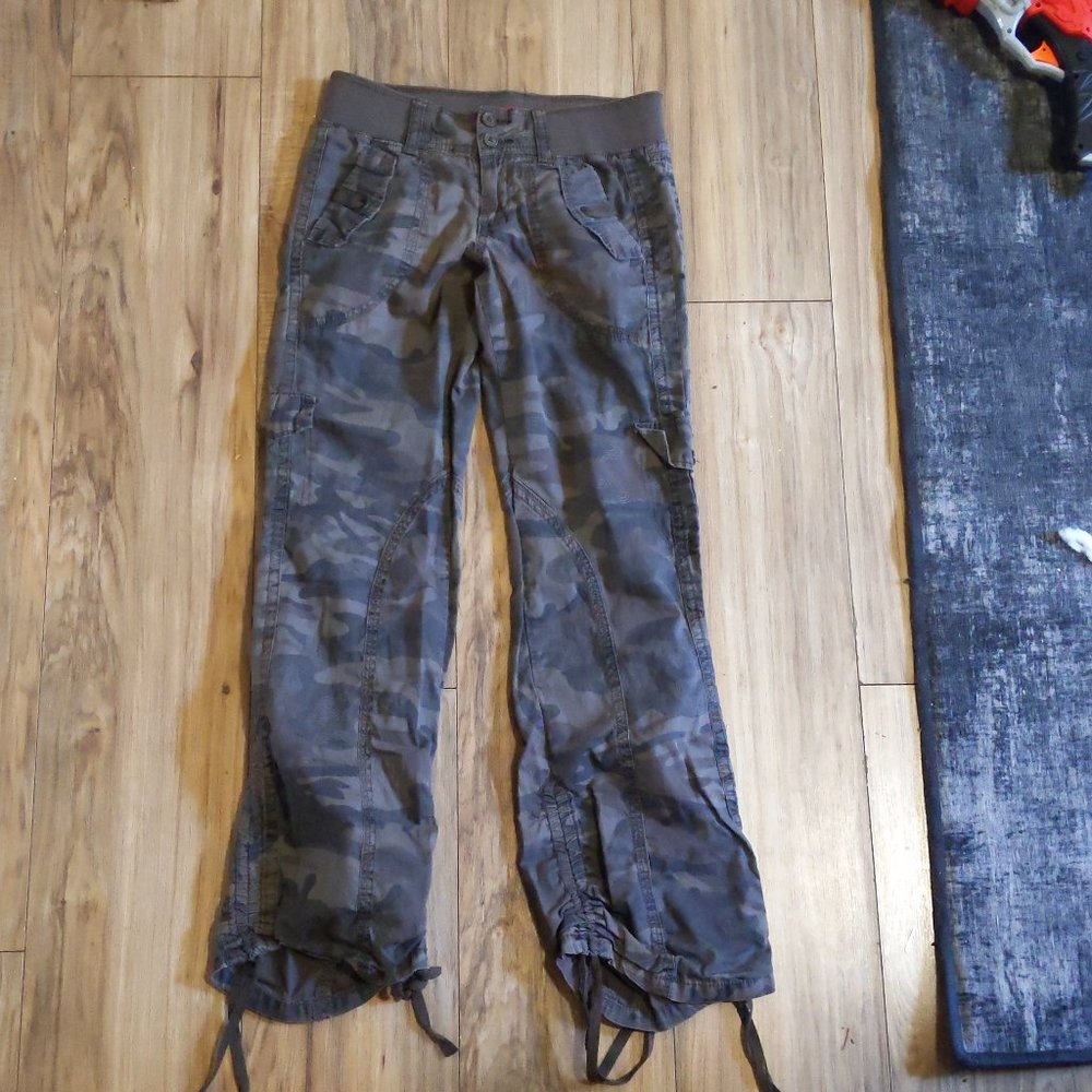 Size 0 UNIONBAY Y2K low rise cargo camo pants